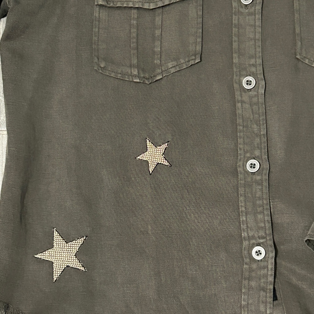 LIKE NEW! Women's Rails Loren - Gray Button down w/Stars - MEDIUM - Picture 10 of 10